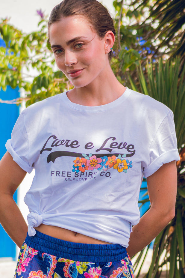 T-Shirt Branca Jardim Livre e Leve