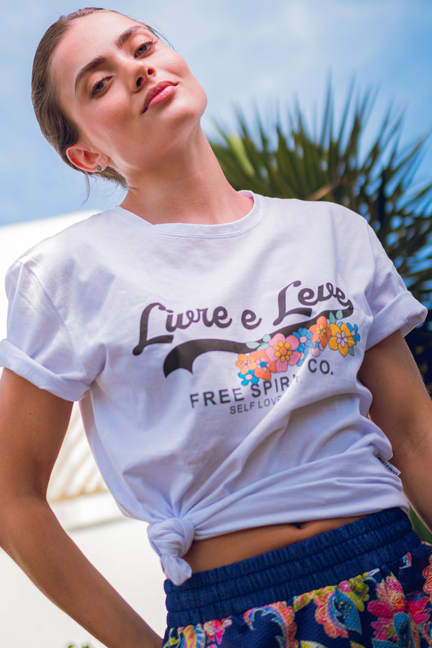 T-Shirt Branca Jardim Livre e Leve