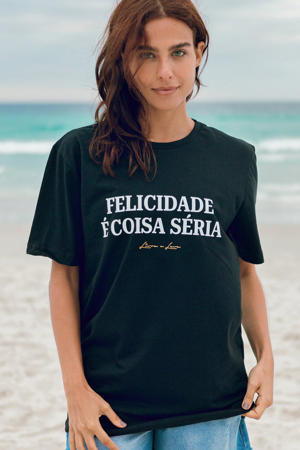 T-Shirt Preta Felicidade é Coisa Séria